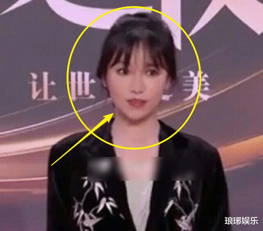李子柒|李子柒现实中长相如何？和众女星上台站一起，真实颜值如何很显然