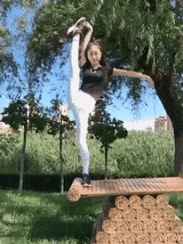 歪骆驼|“小姐姐衣服肯定用的新疆棉，质量太好了，挂树上也不会破”