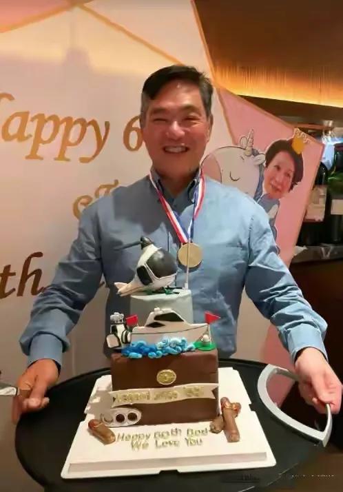 加菲猫说时尚|59岁何超琼现身好友派对!贵妇打扮一脸福气相,穿亮黄长裙超贵气