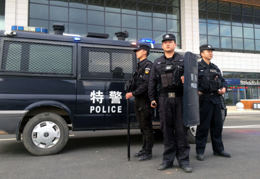 歪妈亲子故事|警察执勤时被熊孩子“摸腰”,一招撂倒后,家长:别跟孩子计较