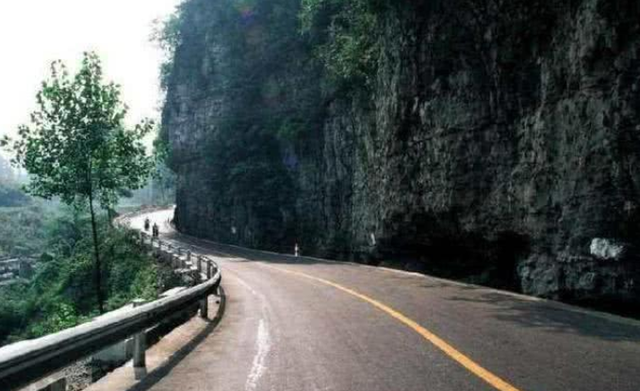 国内首条“翻车公路”，27公里长下坡，去云南的小心点