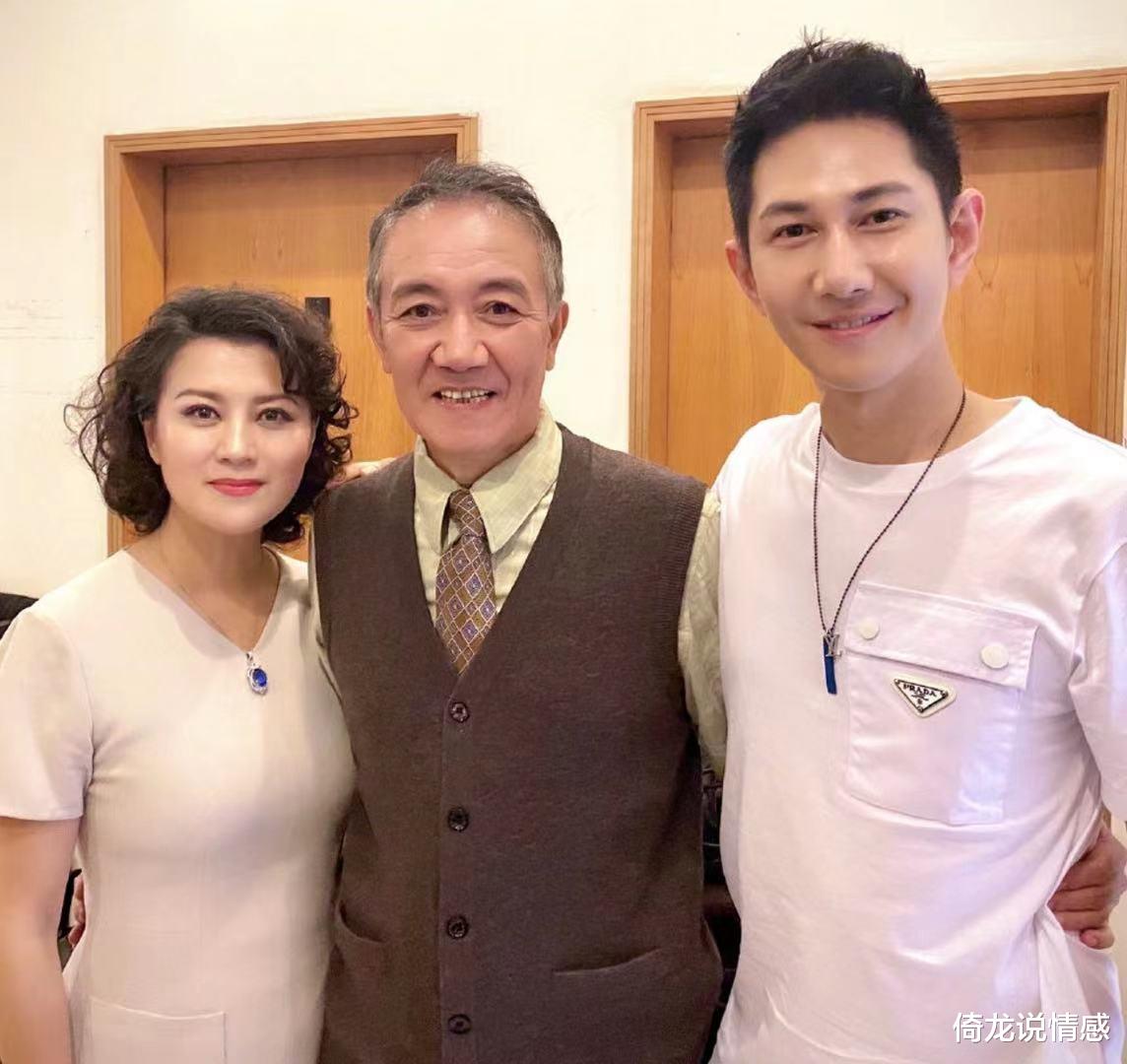 倚龙说情感|63岁李幼斌与小13岁二婚妻子罕同框，网友：50岁的史兰芽好漂亮