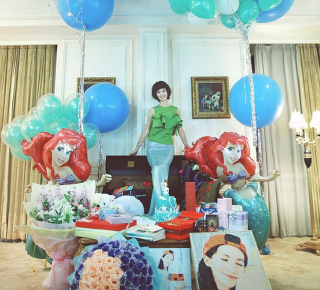 |金晨与李一桐直播互动,意外曝光豪宅内景,装修风格偏向于欧式