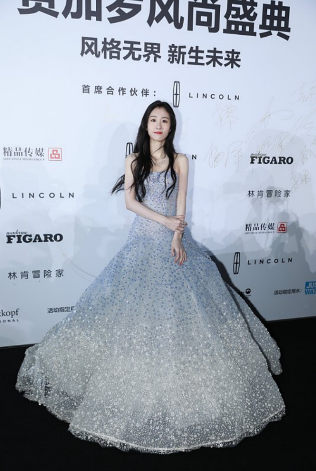 张碧晨|张碧晨的身材也有点“干巴瘦”，但穿星空裙是真的美，像仙女一样