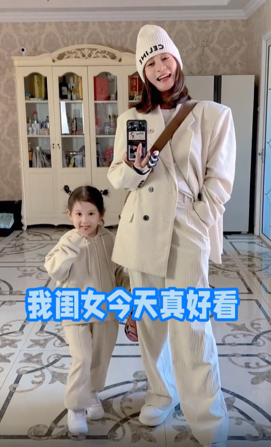 曹云金|曹云金前妻和女儿豪宅合照！手部骨折绑支架，孩子颜值超高似混血