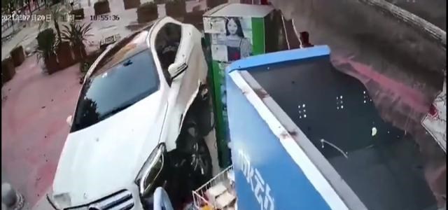 悦姐儿知识|重庆一衣着端庄的女司机穿高跟鞋驾驶奔驰车一头撞向路边门市