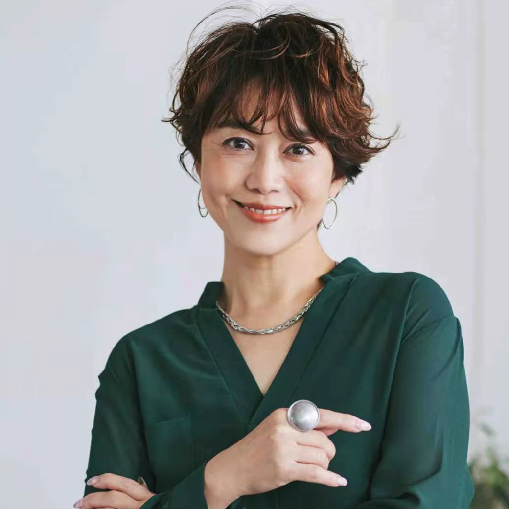 米饭 女人过了60岁就别留“黑长直”，做作装嫩不真实，卷发时髦显年轻