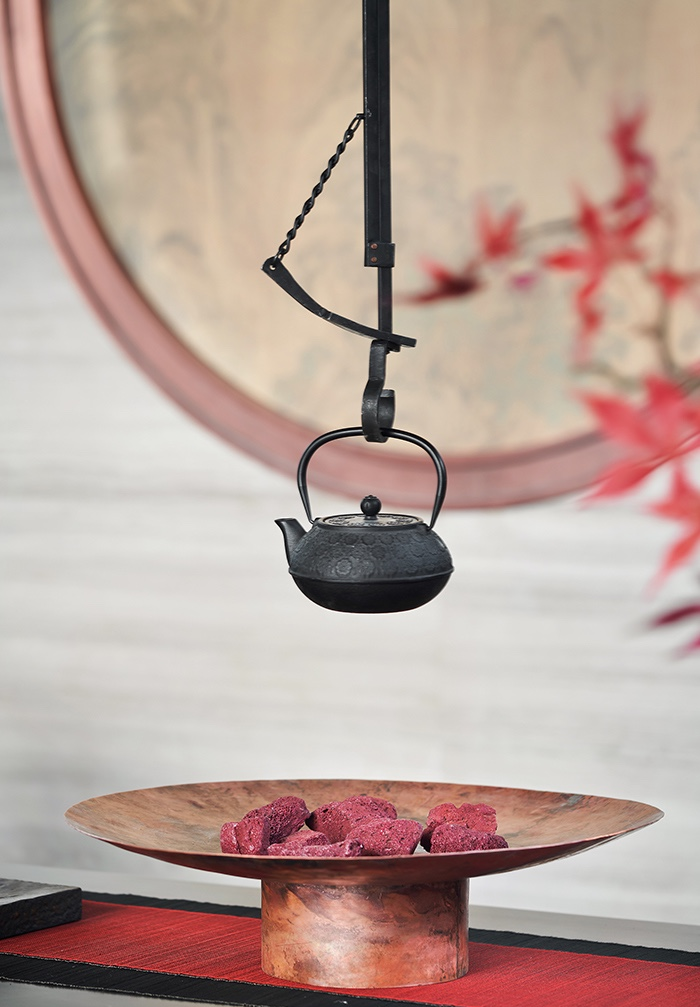 小美涵Emily|浓丽而风雅的枫红、粗粝质感的灰调,演绎当代超逸与东方情怀