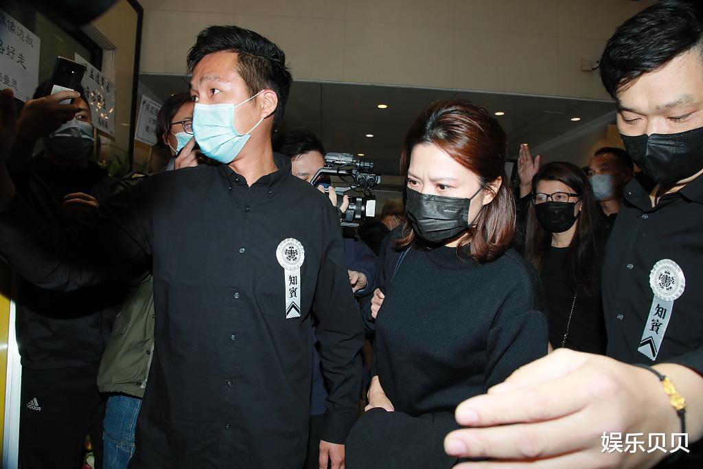 叶白衣|侯珊燕来到吴孟达灵前，素颜戴黑色口罩难掩悲伤，不见达叔前两任