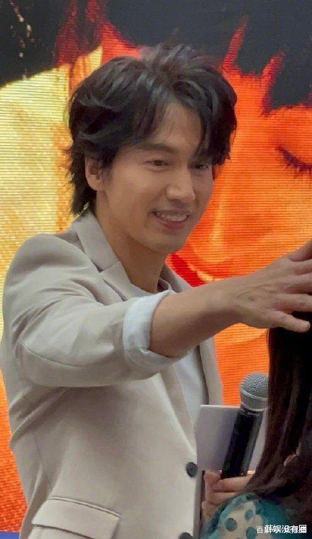 言承旭|真的44周岁了？言承旭宣传新电影，生图状态引热议