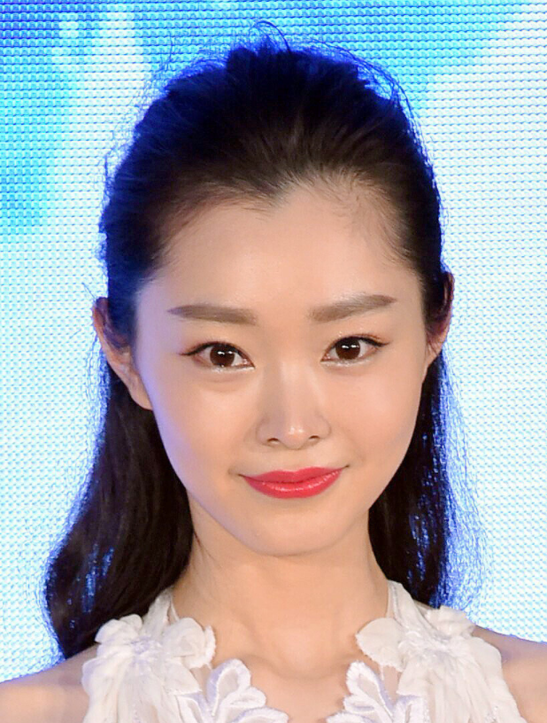 何有强|宋轶出演《赘婿》女主角翻红，身穿一袭白色吊带裙亮相，高贵优雅