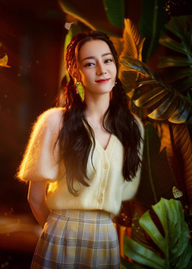 迪丽热巴|央视五四晚会，热巴“针织衫+格纹裙”扮学生妹，扎双马尾真显嫩