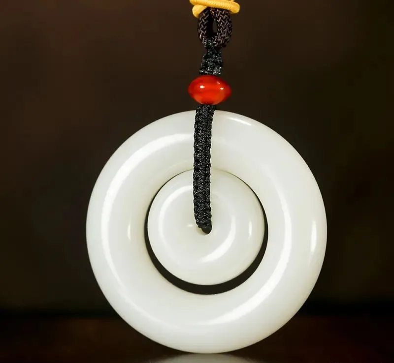 |夏佩寒玉，冬戴暖玉