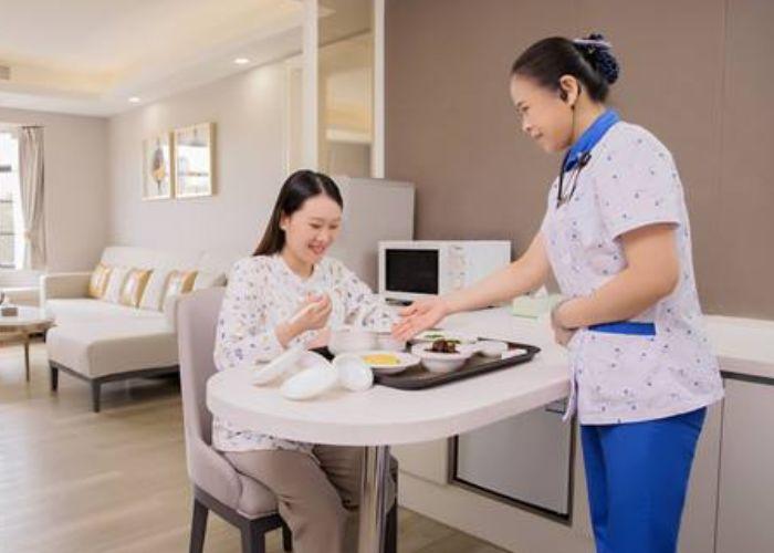 菁妈育儿|产后坐月子，谁来侍候更有利于妈妈恢复，选择的对象有讲究