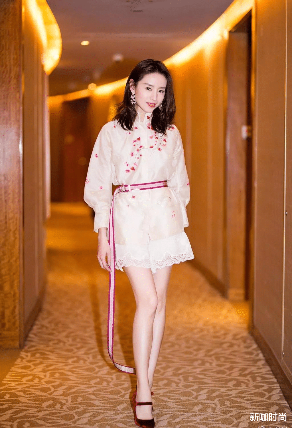 董洁|董洁女神滤镜碎一地，“锅盖头”配“大妈裙”，画面辣眼睛！