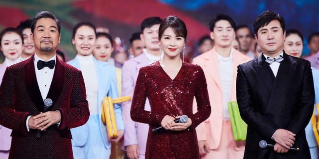 春晚|他曾6次主持春晚，3次向董卿求婚获董母支持，今55岁终于当上爹