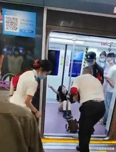 女孩 西安地铁一女孩大喊救命,贴身衣物被保安拽掉,地铁回应让人无语