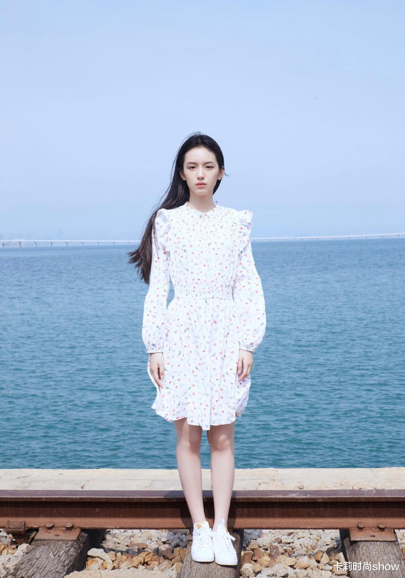 卡莉时尚show|周也的脸看着就很“贵”,就算穿着小清新碎花裙,也有高冷气质