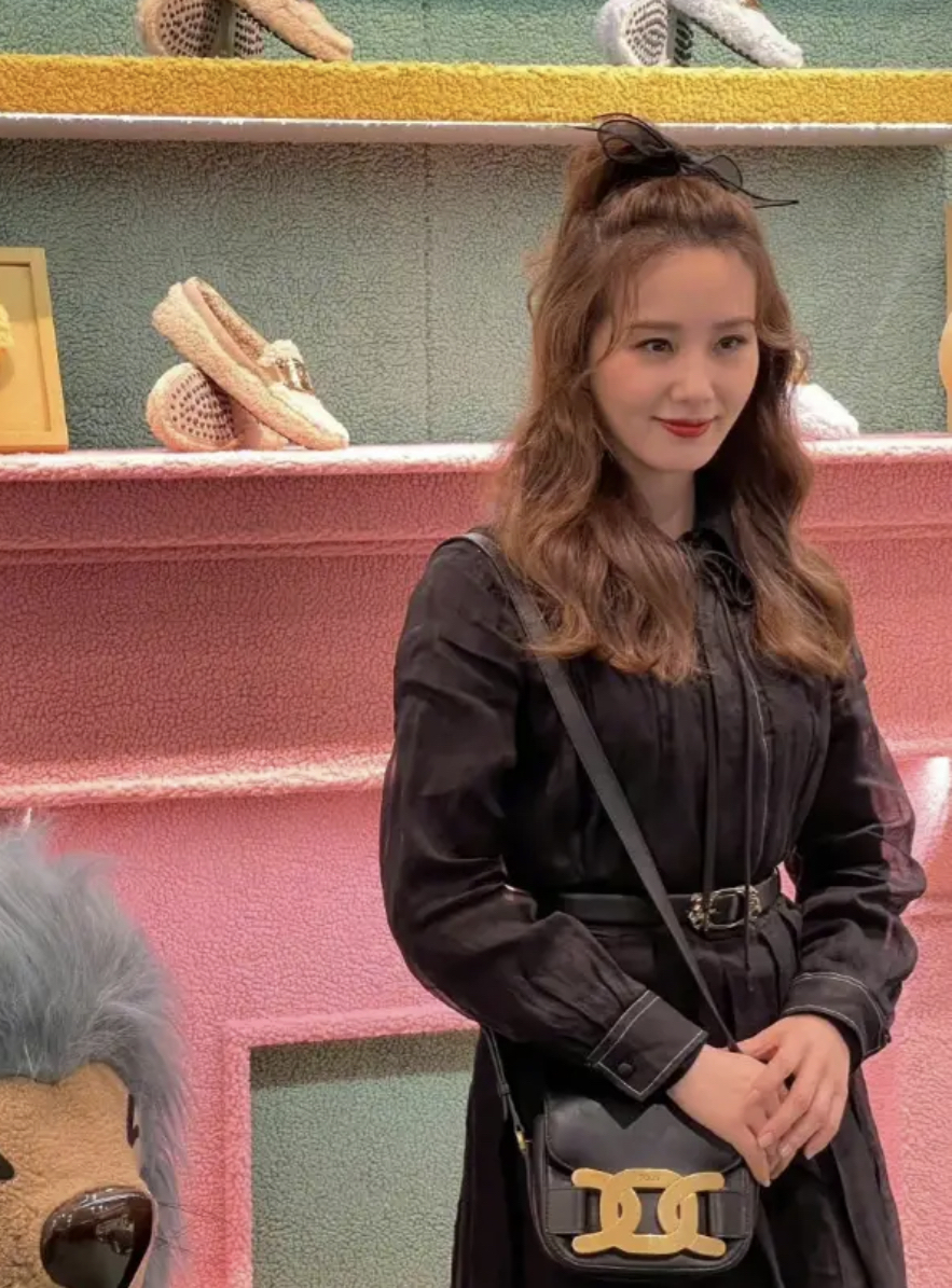 刘诗诗|刘诗诗真是男女通杀的女神,穿黑色纱裙太惊艳,温柔中带点飒爽。