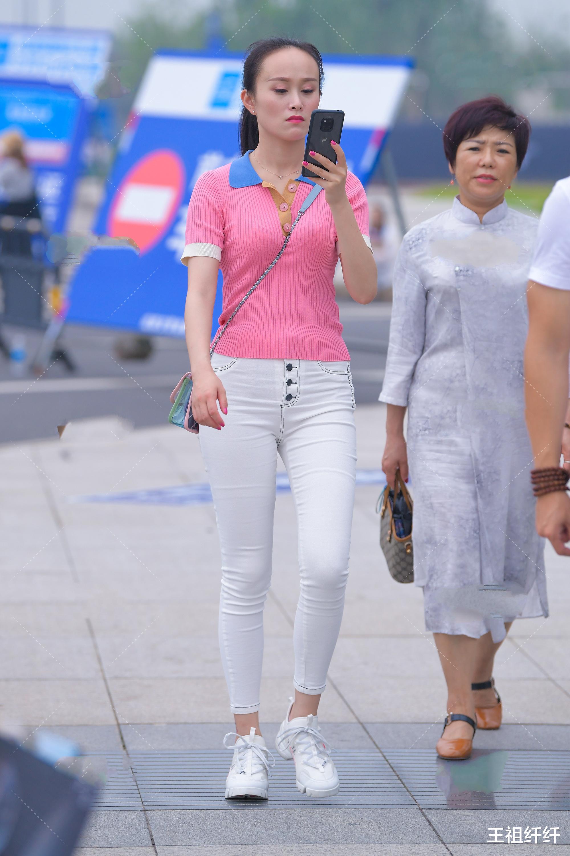 服饰|粉色T恤蓝色Polo领搭配白色修身长裤，职业装当然适合职场女性穿搭