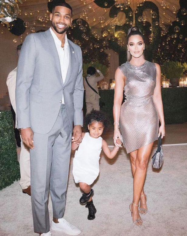 汤普森|汤普森显疲态，黑眼圈明显，球迷：黑人都干出黑眼圈，卡戴珊厉害