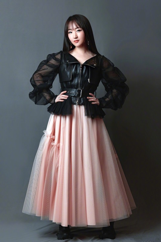 美人哒|张含韵身材气质真好,连穿两条“破”裙子,不显廉价反而很洋气