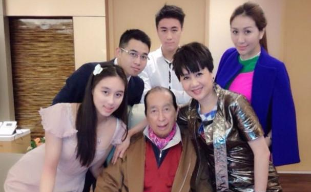 何猷君|赌王小女儿入读清华！穿特制校服身段完美，被何猷君称其是全家骄傲