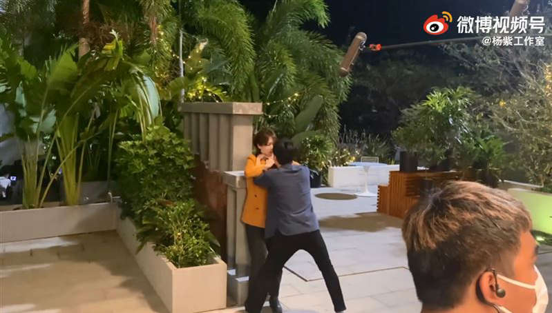 杨紫|杨紫武打戏被掐脖「窒息到腿软」！狠推撞墙影片曝网吓坏