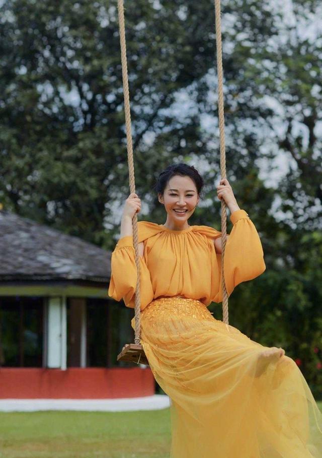 穿衣搭配|51岁许晴不服老，穿玫红裙扎小马尾超减龄，还像年轻人一样敢穿