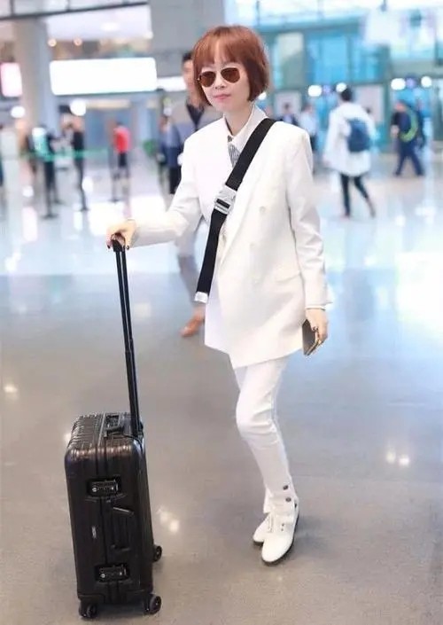 美人哒|鲁豫这纸片身材随便穿穿就很时尚，卡通T恤都能穿出高级感，服了