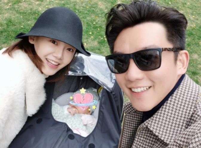 郑恺|苗苗《跑男》声称对郑恺一见钟情,游戏无意识的动作,却暴露人品