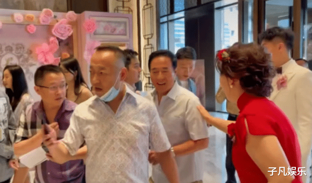 闫学晶|闫学晶儿子婚礼曝光，央视主持人担任司仪，3000元茅台是标配