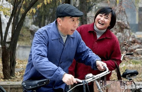 社会最头条 网传贾玲拍戏碰瓷路人？他和恩师冯巩“决裂”后就飘了吗？