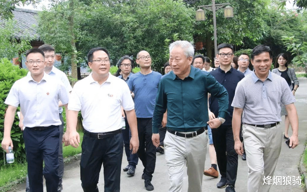 严介和 中国第一狂千亿富豪：资产3万亿却不上市，娶学生为妻儿子更厉害