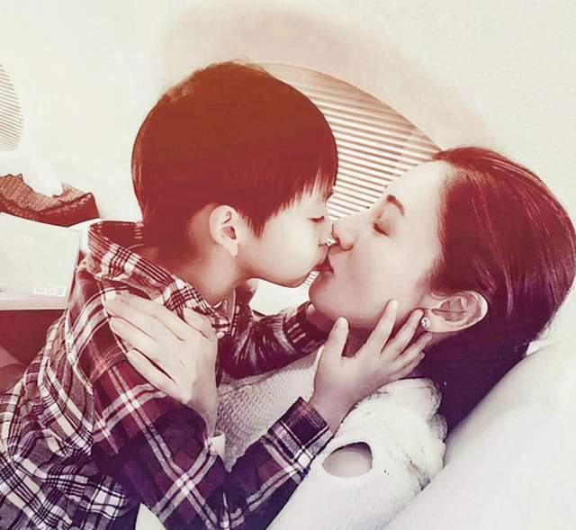 李嘉欣|李嘉欣带儿子逛街，穿的裤子引热议，网友：亲情也不能越界