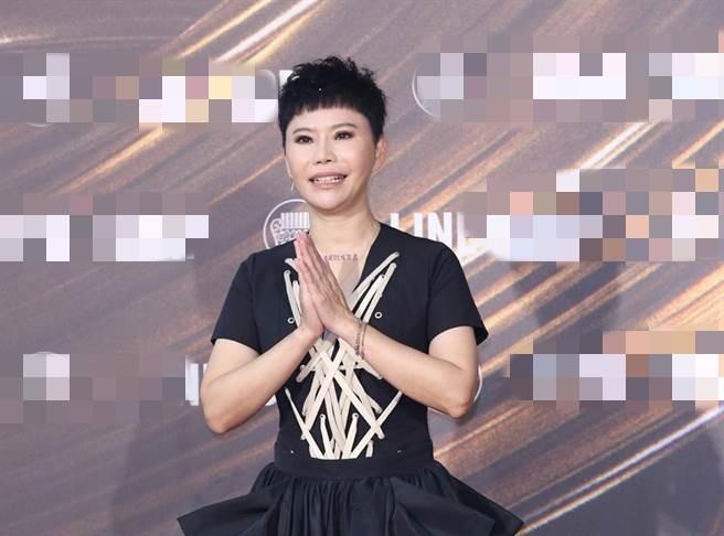 杨超越|54岁女星红毯瘦到脱相，刚被送到医院急诊，患上帕金森左脑还萎缩