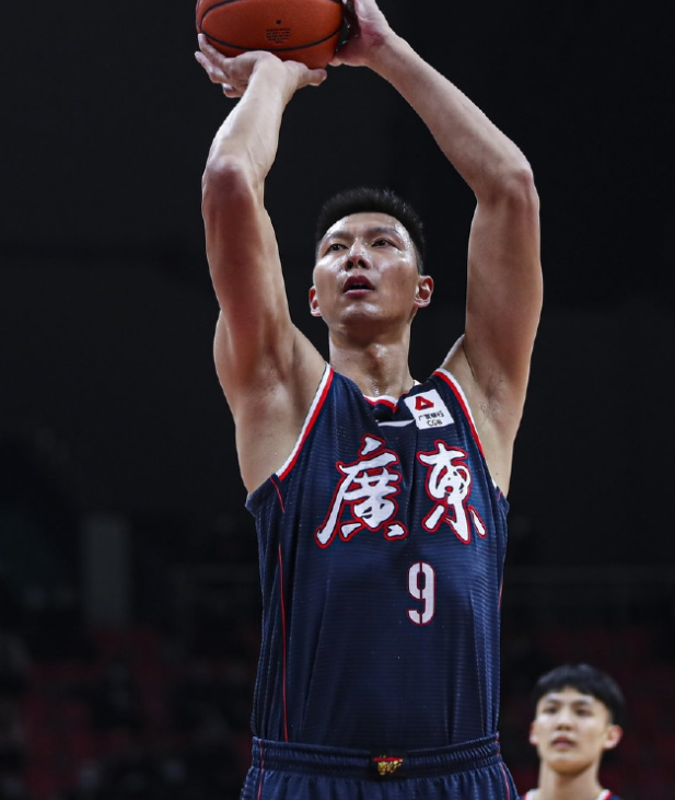 易建联|6中0！易建联仅得3分5板，险遭张镇麟隔扣，被换下场摇头苦笑！