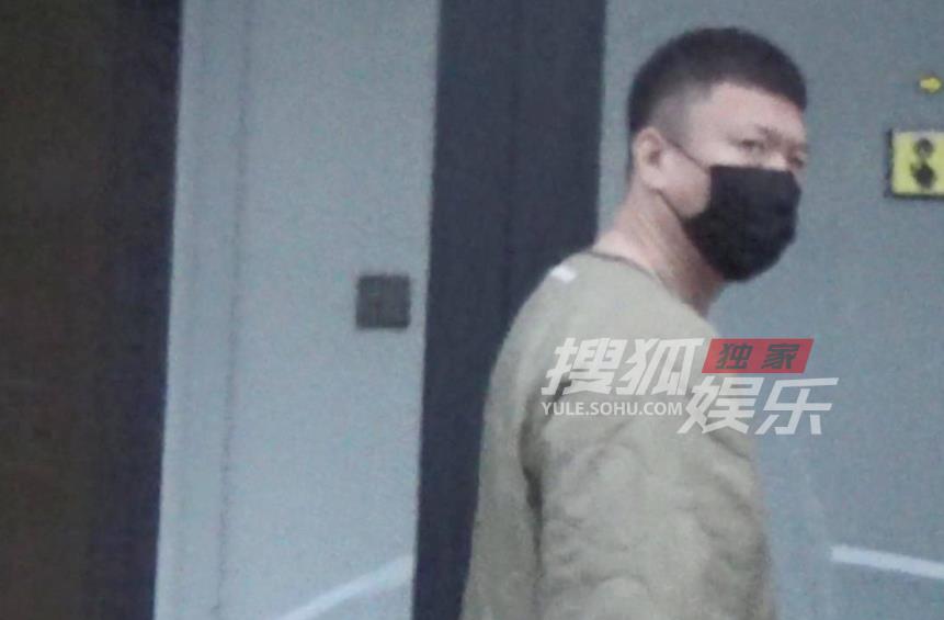 孙红雷|孙红雷被拍成五五分？近照身材圆润胖了许多，风格打扮与以往不同