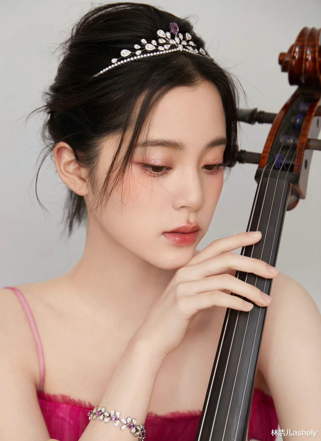 宝宝洗澡 欧阳娜娜这脸越看越贵,腮红氛围感十足,唇妆更是纯欲感爆棚了