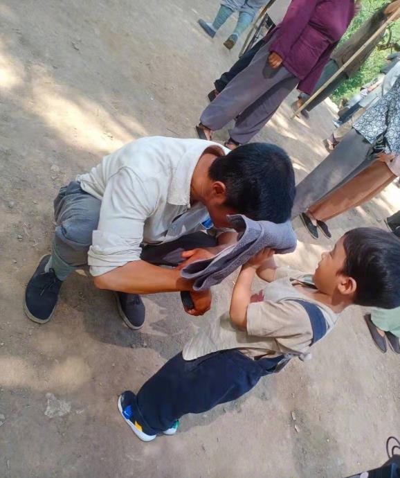 彬仔说经典 吴京的小儿子吴虑到片场探班，并粉墨登场，场面非常温馨