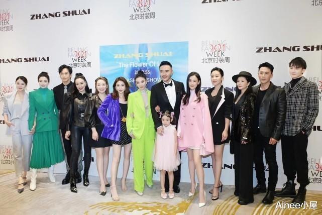 西装|黄奕和黄圣依同框,都穿鲜嫩色服饰,可看着更有女强人的气质