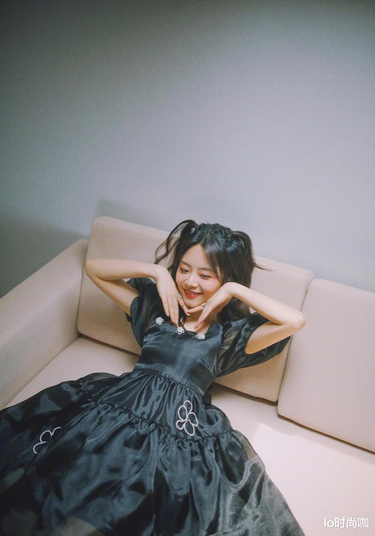 穿衣搭配 谭松韵穿甜美黑裙太可爱，162的身高配上双马尾，感觉更像未成年