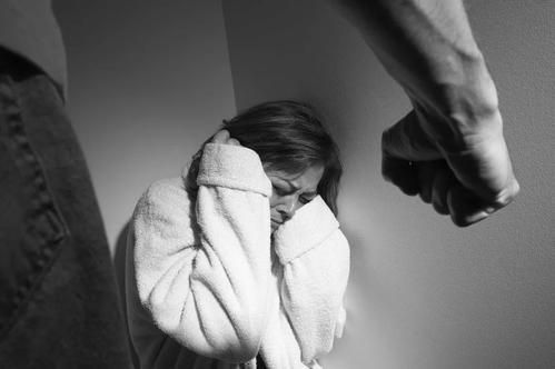 贵州一女主播偷偷与别的男子聊天,被男友潜入家中杀死一家三口