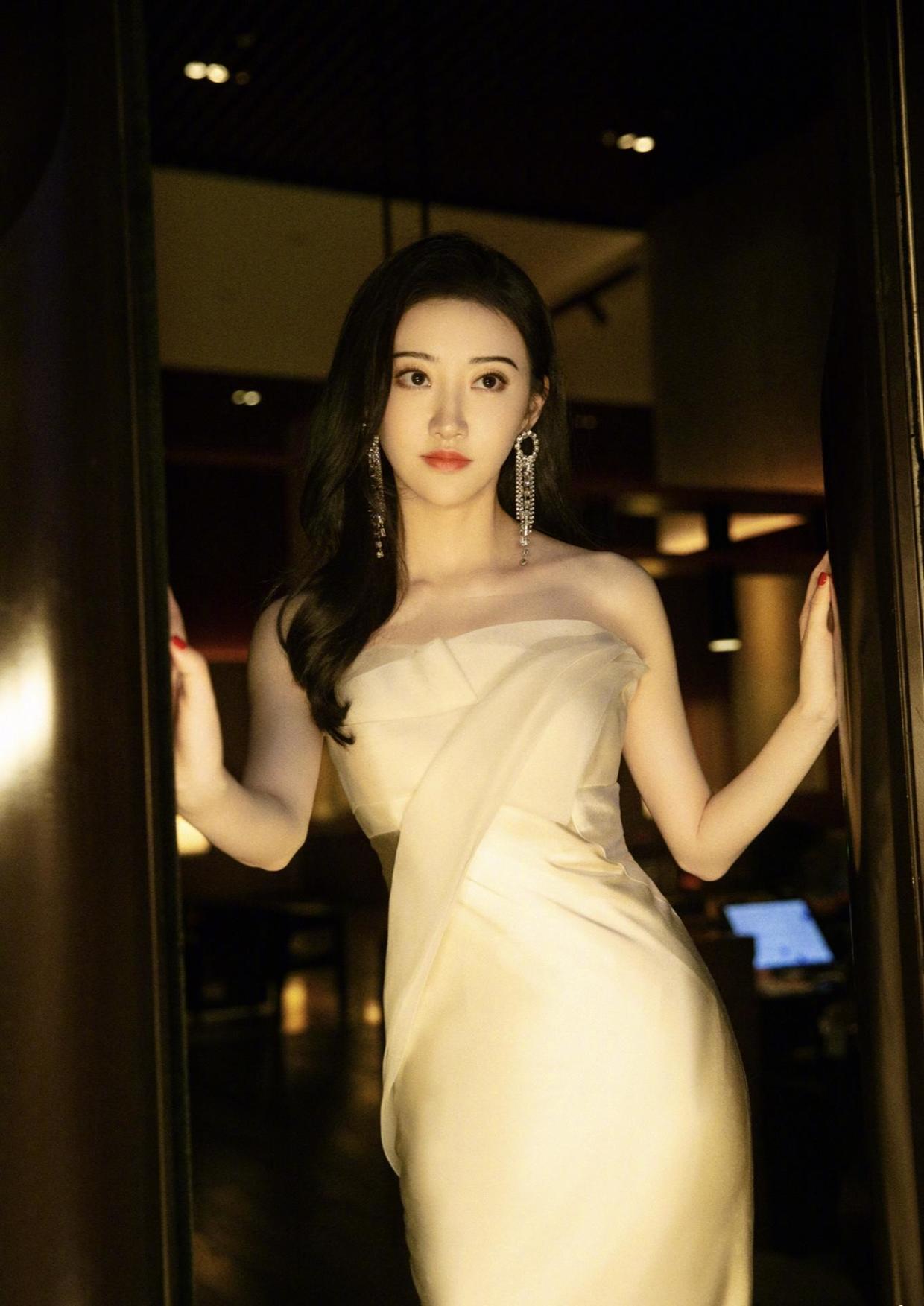 景甜|景甜把饱满身材藏起来了！身穿一袭黄色抹胸裹身裙亮相，高级优雅