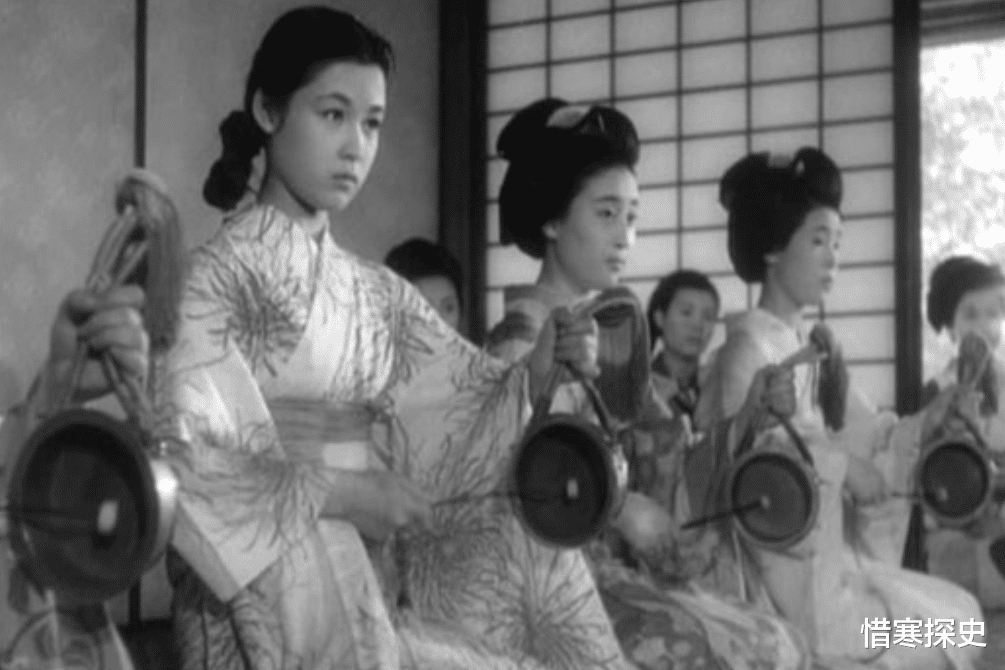 教师|日本“站街女”雪子：苦守街道50年，用白粉将自己的脸抹得雪白