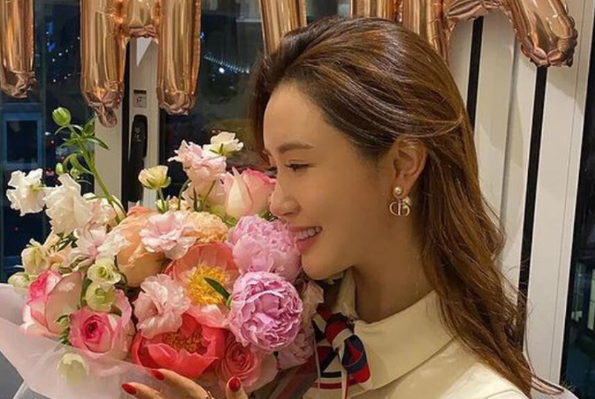 整容|亚洲人气女神，和李易峰跨国恋爱，因整容“换头”，今脸僵成这样