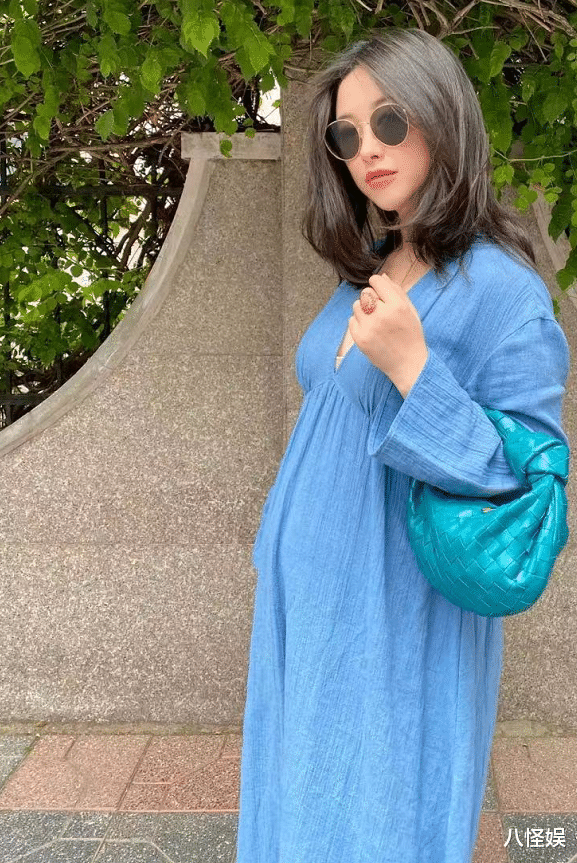 朱珠|朱珠晒老公视角美照，挺6个月孕肚脚踩拖鞋遛弯，又美又接地气