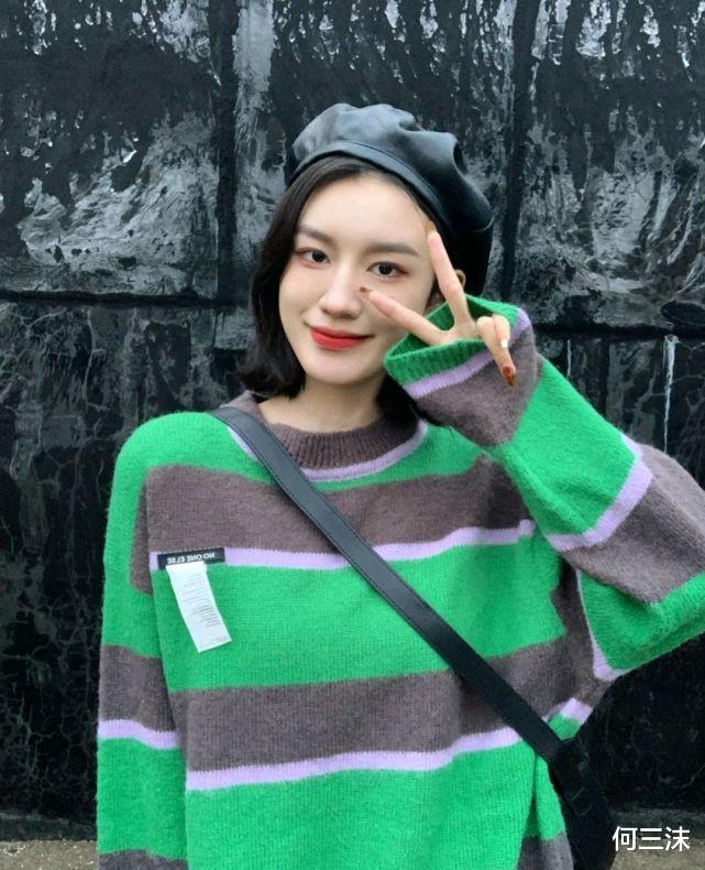 何三沫 秋冬穿搭不要搭配太多元素，有时候穿一件毛衣就够了，温柔又耐看