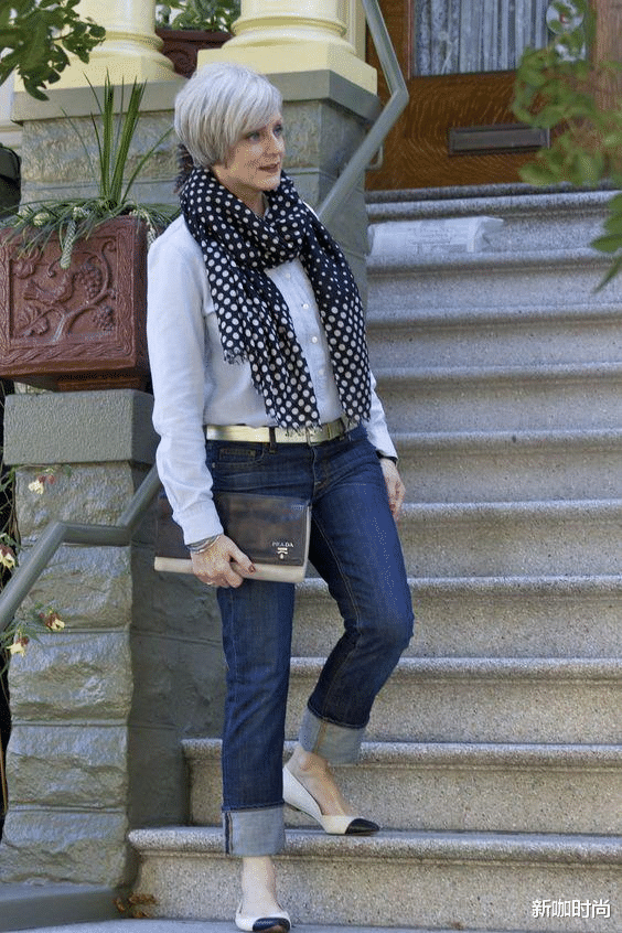 新咖时尚|谢霆锋妈妈不服老，年近古稀还戴红头箍，“奶奶脸”却出卖了她