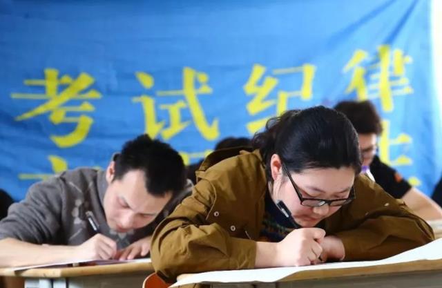 大学生|2021年乡镇扩招公务员，放宽报考条件“三不限”，应往届生有机会